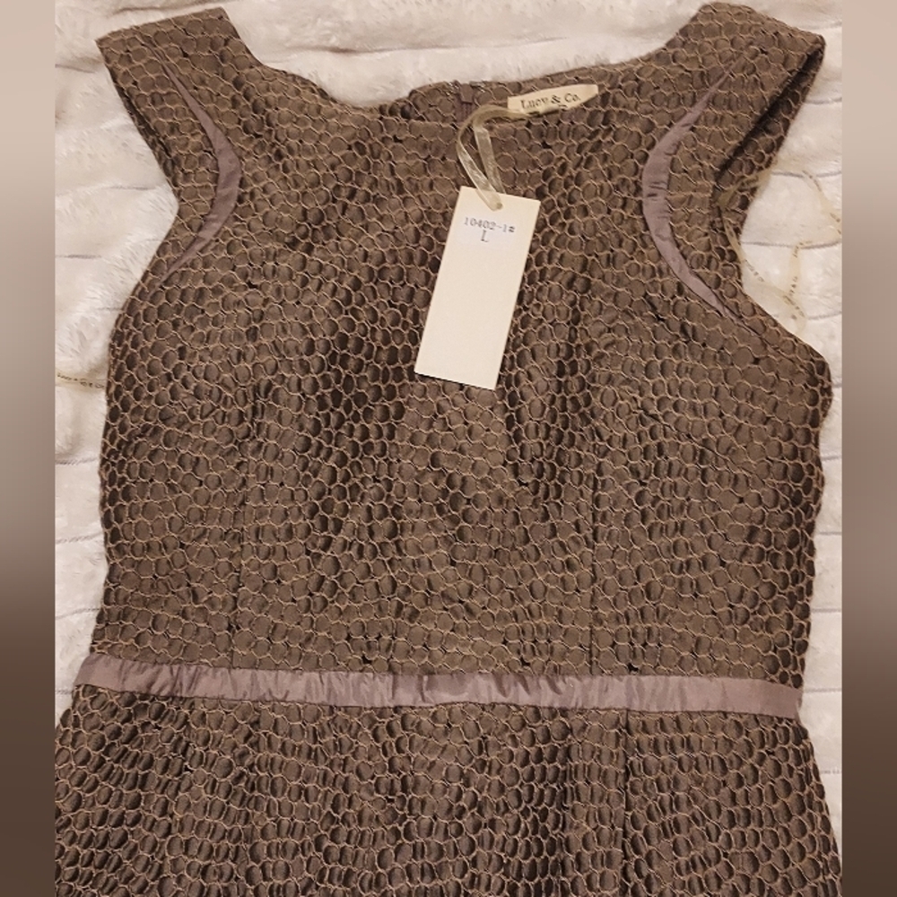 Elegant Textured Brown Dress - Picture 3 of 6